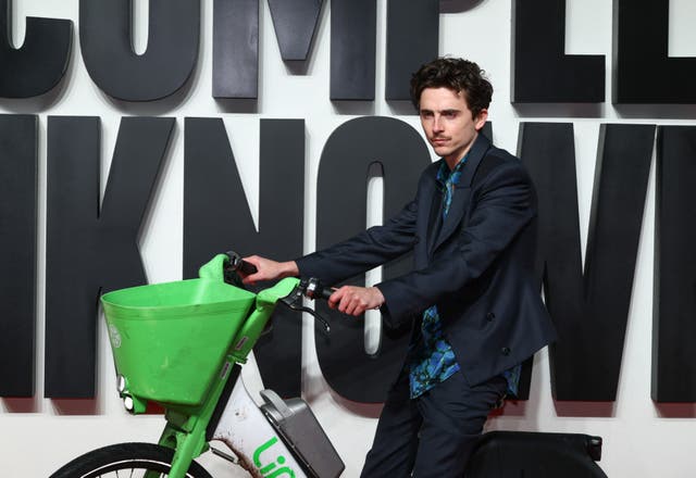 <p>Timothée Chalamet enters London premiere of A Complete Unknown on a Lime bike</p>