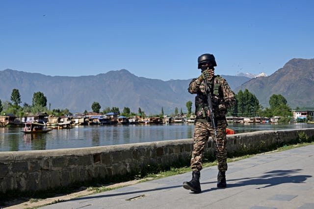 <p>An Indian paramilitary personnel patrols along the banks of Dal Lake in Srinagar</p>